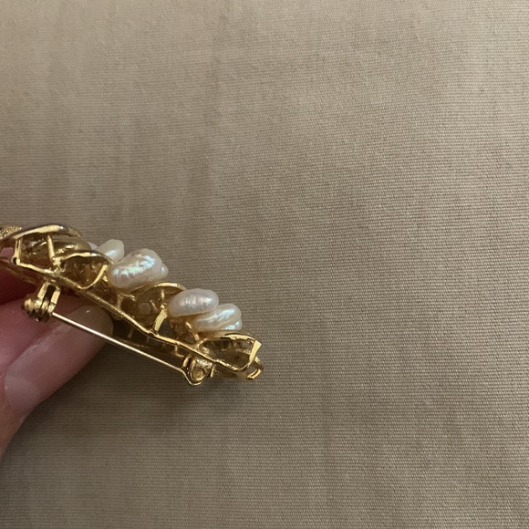 Pearls and golden 🍃 brooch heart shaped - Picture 3 of 5